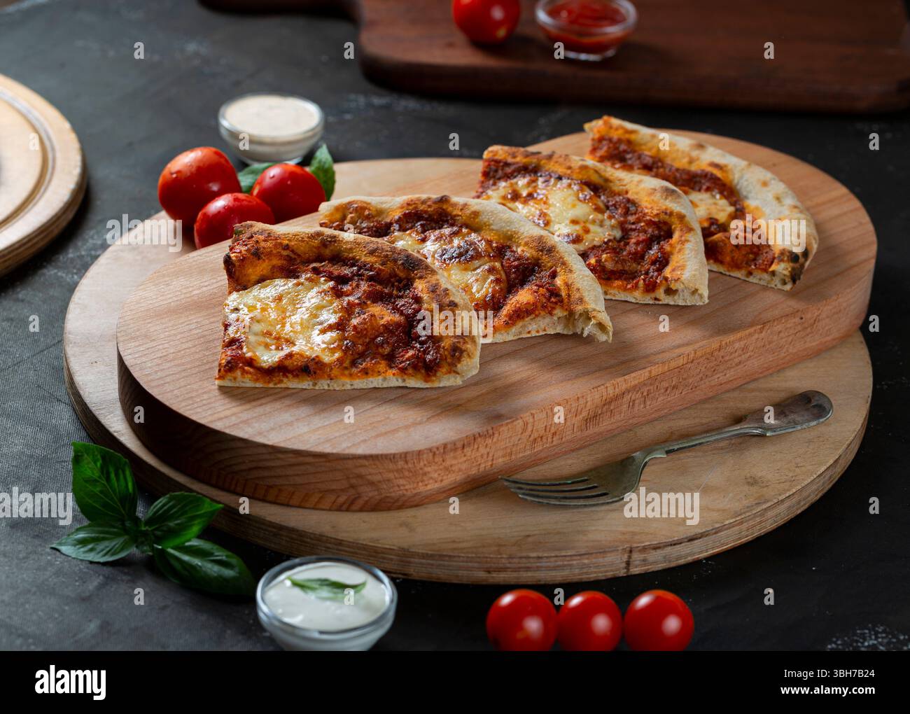 Pizza al formaggio italiano a fette, presentazione della pizza a fette Foto Stock