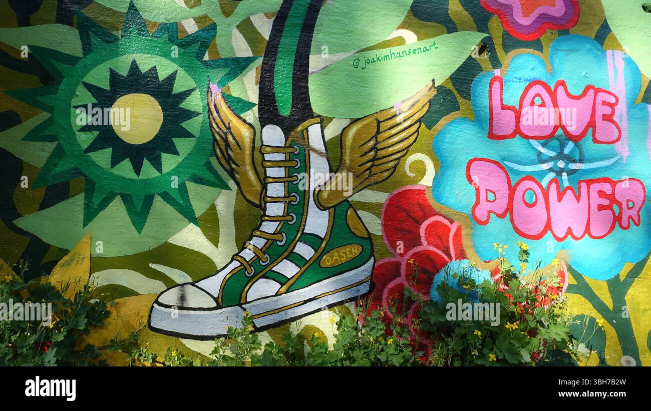 Stoccolma, Svezia, 3 giugno 2025. Bestia primaverile. Mostra di graffiti alla periferia della città.Love power. Foto Stock