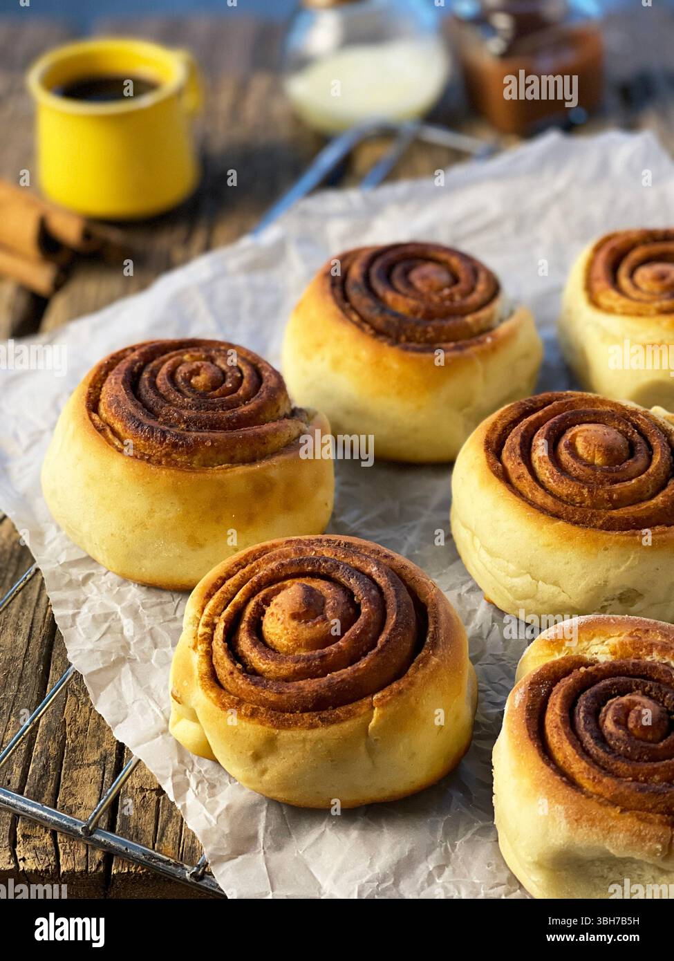 Classici involtini alla cannella realizzati solo con cannella e zucchero, involtini alla cannella al cioccolato Foto Stock