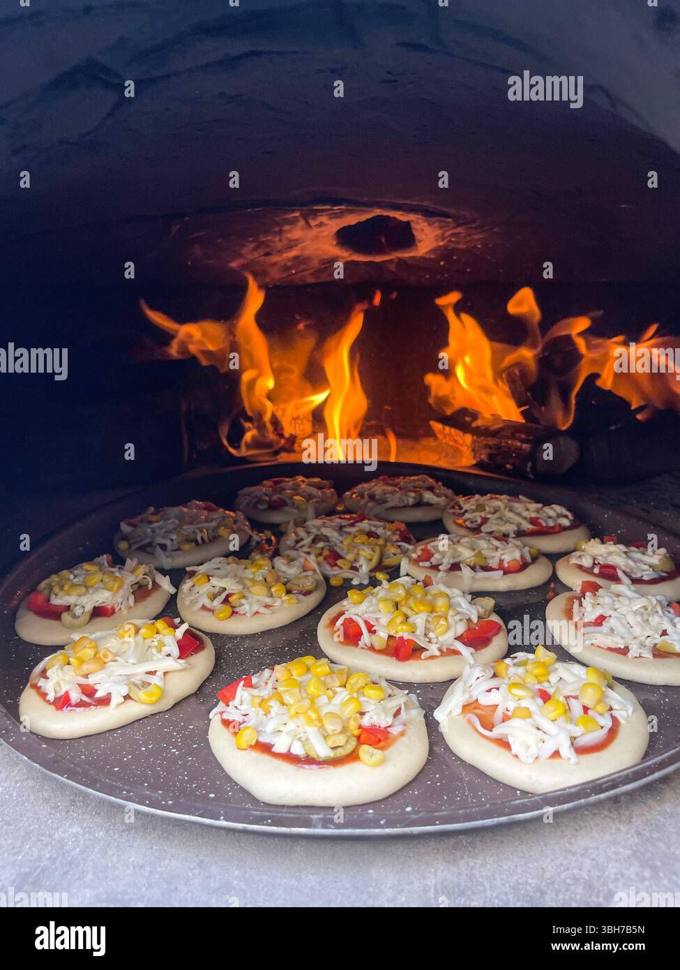 Mini pasticceria per pizza nel forno, in fase di preparazione Foto Stock