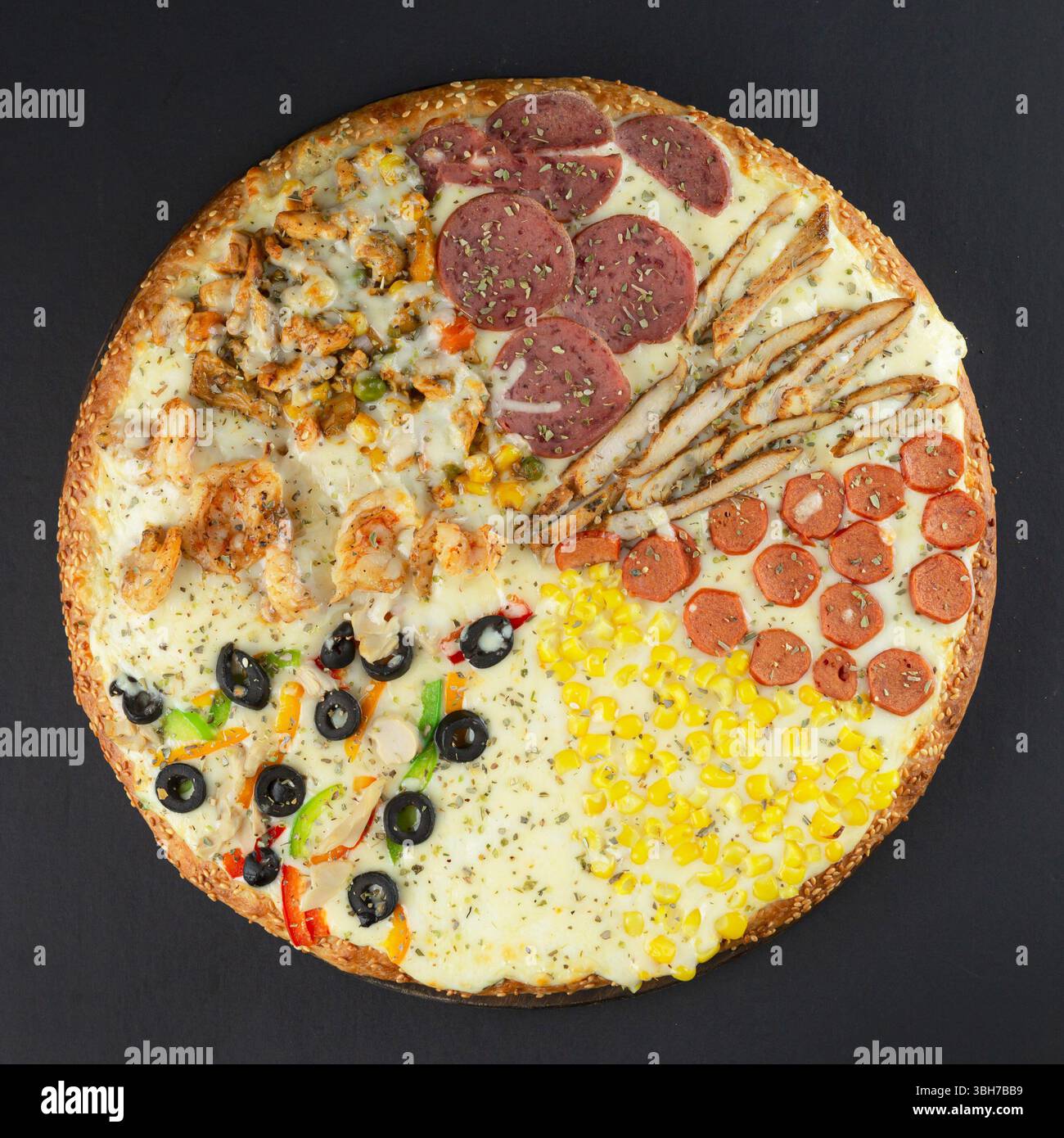 Pizza multicolore: Verdure, mais, shawarma e salsicce Foto Stock