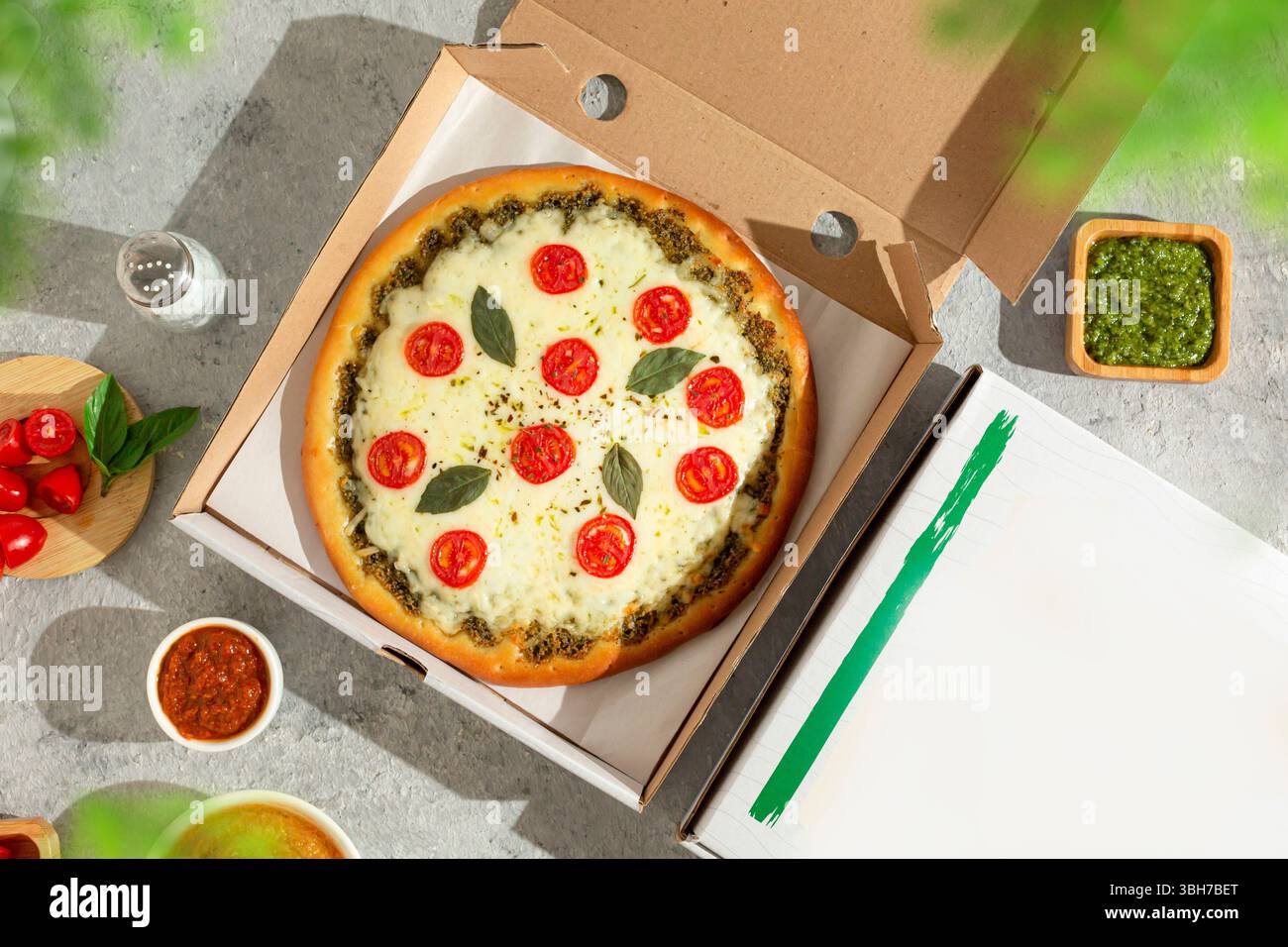Pizza al formaggio e basilico con pomodori Foto Stock