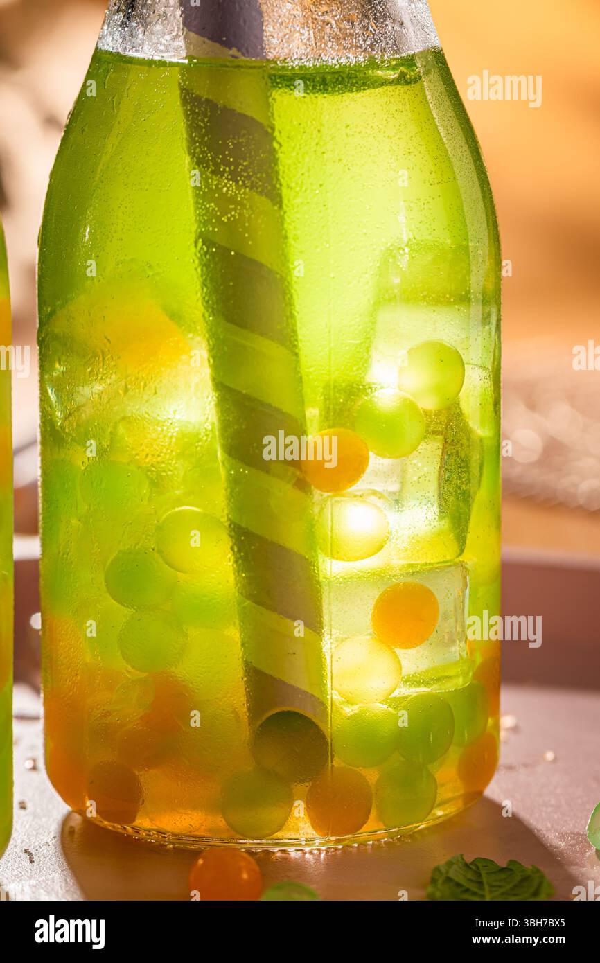 Bollicine di tè fatte in casa con palline verdi e gialle con ghiaccio. Bollicine di tè con gelatina fresca. Foto Stock