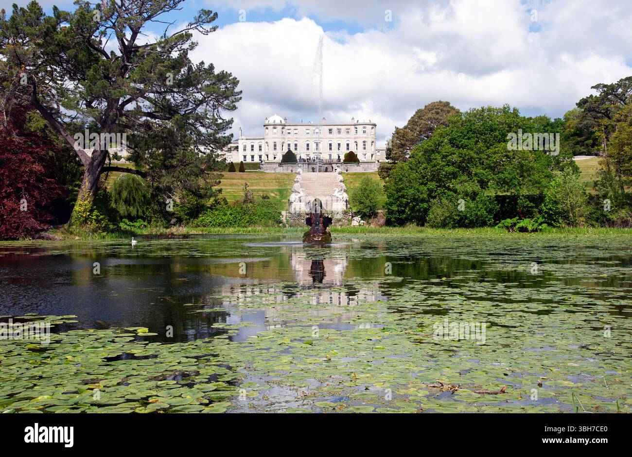 Enniskerry, Irlanda, 5 maggio 2025, Vista dai laghi di Triton alla Casa e ai giardini di Powerscourt - una delle più belle tenute di campagna in Irlanda. Foto Stock