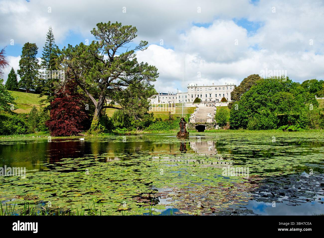 Enniskerry, Irlanda, 5 maggio 2025, Vista dai laghi di Triton alla Casa e ai giardini di Powerscourt - una delle più belle tenute di campagna in Irlanda. Foto Stock