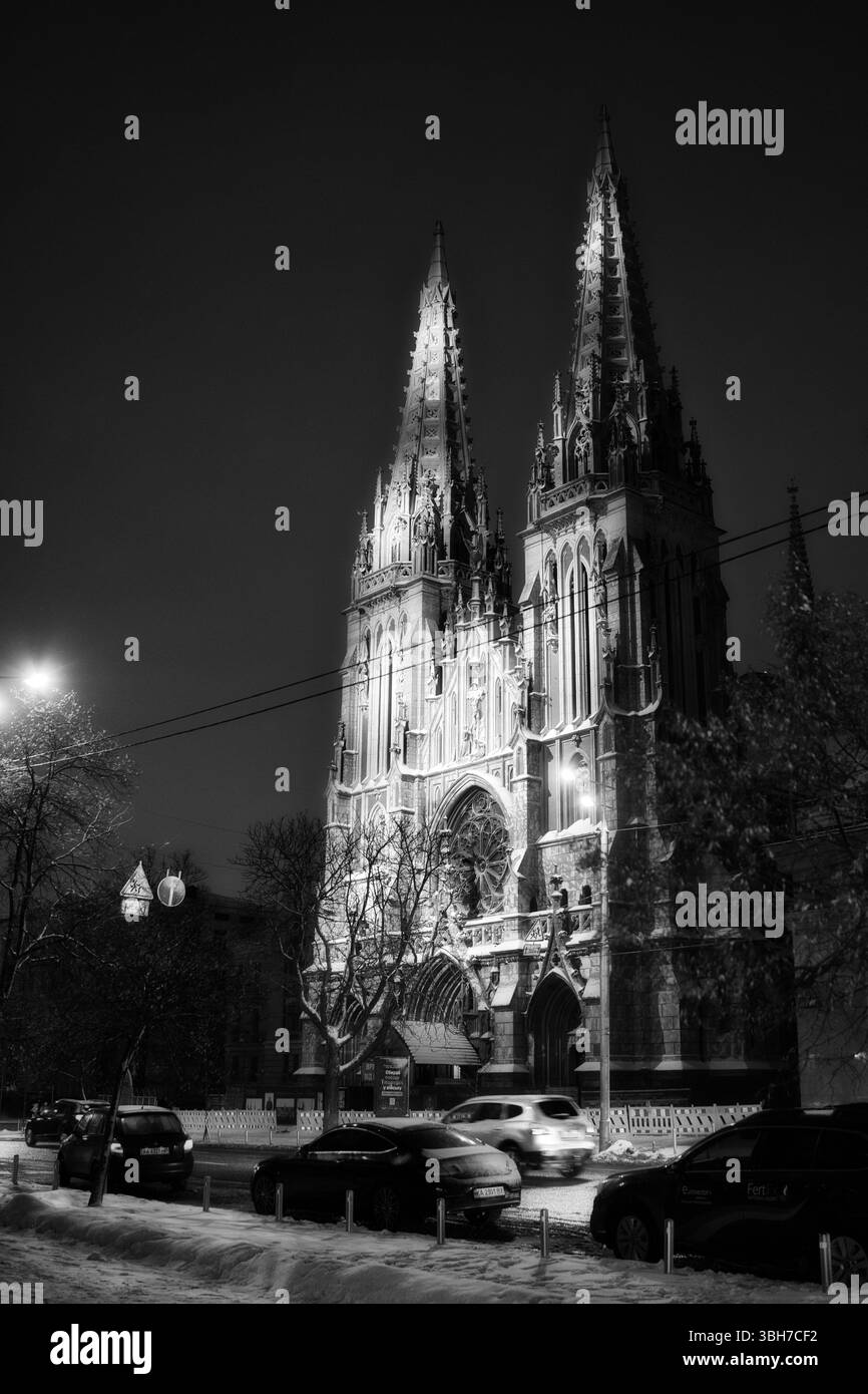 Chiesa cattolica romana di San Nicola in stile bianco e nero, situata a Kiev Foto Stock