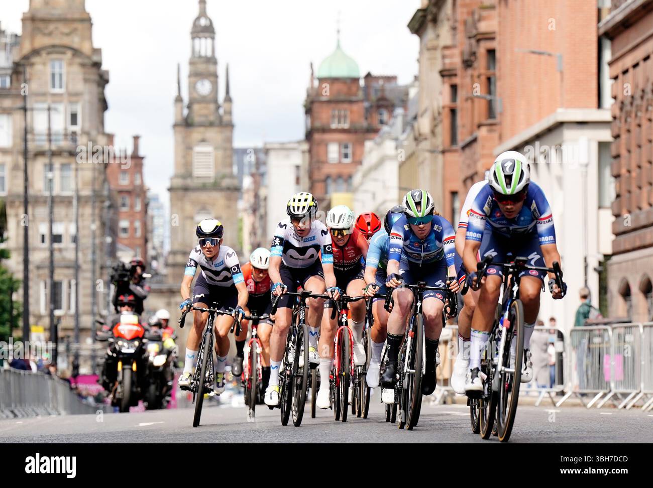 Piloti su George Street durante la quarta tappa del Lloyds Tour of Britain Women 2025 a Glasgow. Data foto: Domenica 8 giugno 2025. Foto Stock