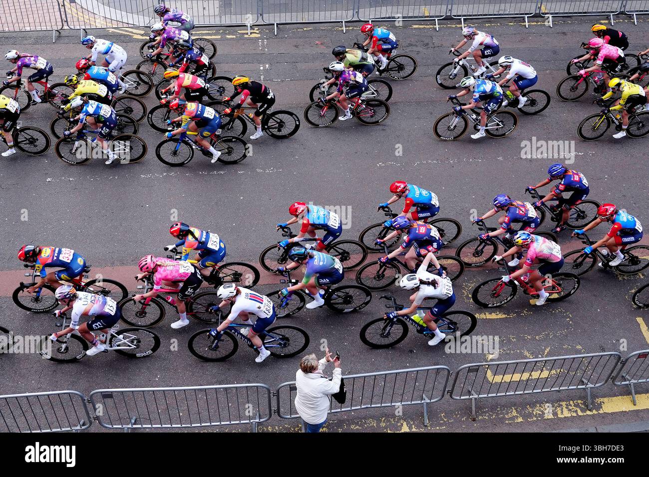 Piloti su George Street durante la quarta tappa del Lloyds Tour of Britain Women 2025 a Glasgow. Data foto: Domenica 8 giugno 2025. Foto Stock