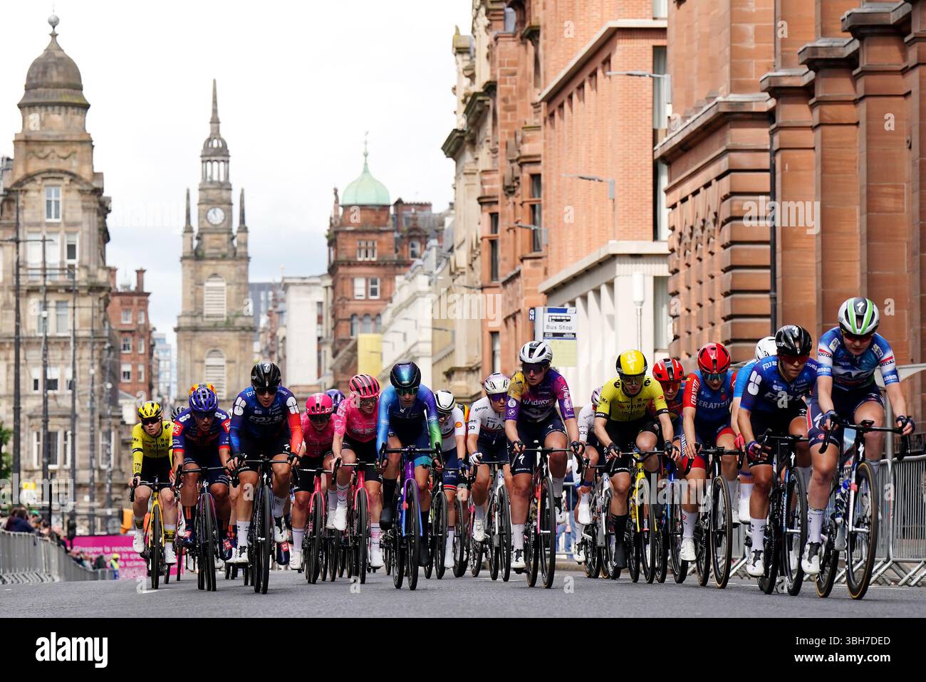 Piloti su George Street durante la quarta tappa del Lloyds Tour of Britain Women 2025 a Glasgow. Data foto: Domenica 8 giugno 2025. Foto Stock