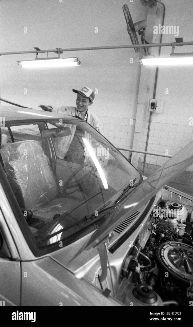 1990s Chongqing Changan Factory Worker Polishing Hatchback Engine Bay Foto Stock