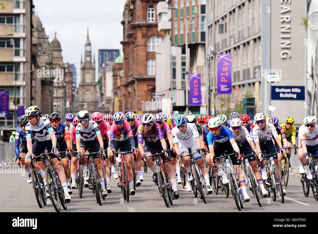 Piloti su George Street durante la quarta tappa del Lloyds Tour of Britain Women 2025 a Glasgow. Data foto: Domenica 8 giugno 2025. Foto Stock