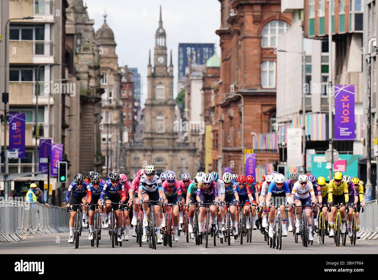 Piloti su George Street durante la quarta tappa del Lloyds Tour of Britain Women 2025 a Glasgow. Data foto: Domenica 8 giugno 2025. Foto Stock