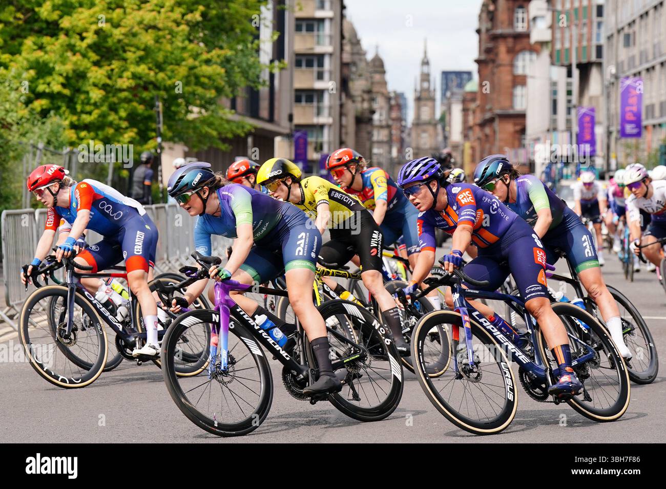 Piloti su George Street durante la quarta tappa del Lloyds Tour of Britain Women 2025 a Glasgow. Data foto: Domenica 8 giugno 2025. Foto Stock