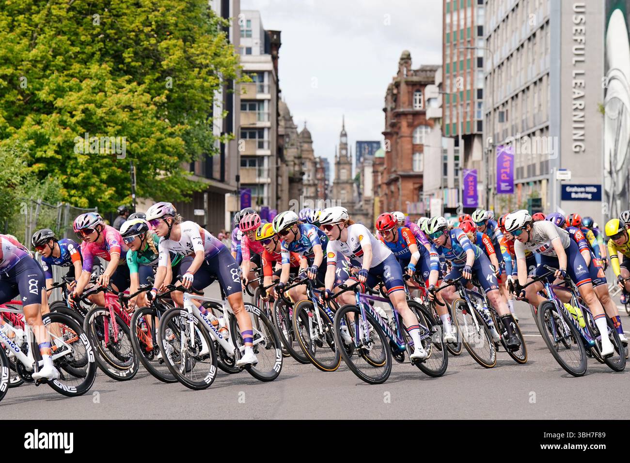 Piloti su George Street durante la quarta tappa del Lloyds Tour of Britain Women 2025 a Glasgow. Data foto: Domenica 8 giugno 2025. Foto Stock