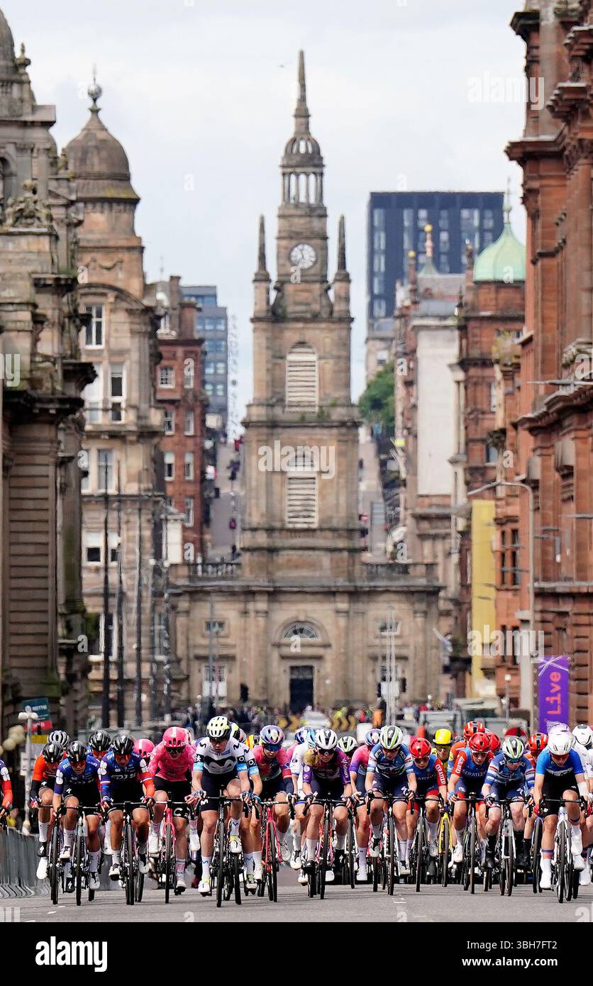 Piloti su George Street durante la quarta tappa del Lloyds Tour of Britain Women 2025 a Glasgow. Data foto: Domenica 8 giugno 2025. Foto Stock