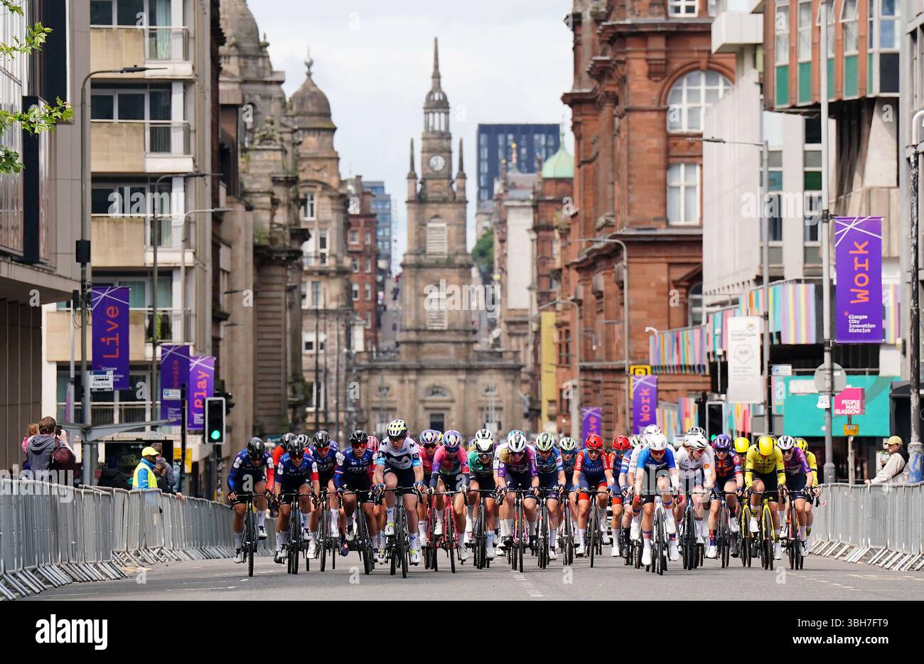 Piloti su George Street durante la quarta tappa del Lloyds Tour of Britain Women 2025 a Glasgow. Data foto: Domenica 8 giugno 2025. Foto Stock