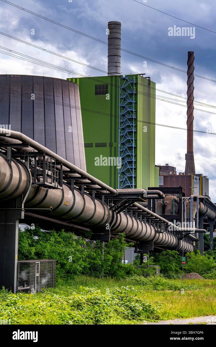 Gasdotti per vari gas, gas di altoforno, acciaierie ThyssenKrupp a Duisburg-Bruckhausen, con la centrale elettrica di Hamborn a gas nella Foto Stock