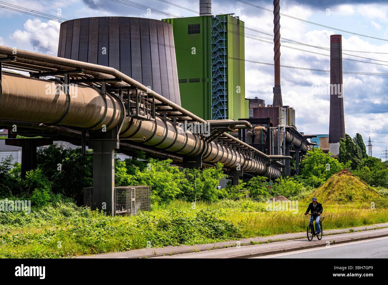 Gasdotti per vari gas, gas di altoforno, acciaierie ThyssenKrupp a Duisburg-Bruckhausen, con la centrale elettrica di Hamborn a gas nella Foto Stock