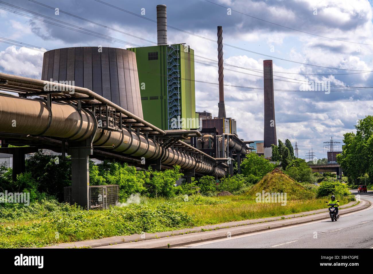 Gasdotti per vari gas, gas di altoforno, acciaierie ThyssenKrupp a Duisburg-Bruckhausen, con la centrale elettrica di Hamborn a gas nella Foto Stock