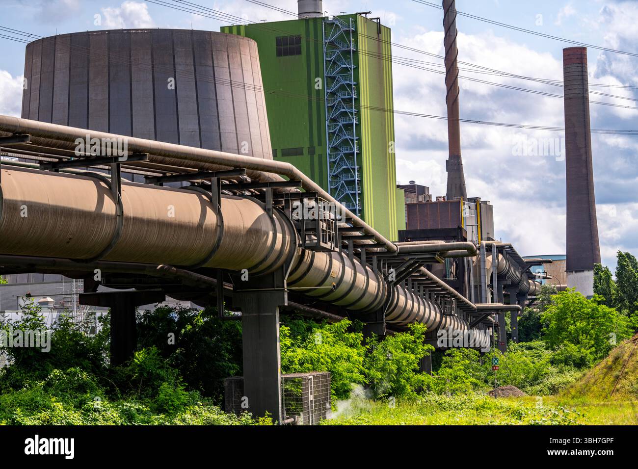 Gasdotti per vari gas, gas di altoforno, acciaierie ThyssenKrupp a Duisburg-Bruckhausen, con la centrale elettrica di Hamborn a gas nella Foto Stock