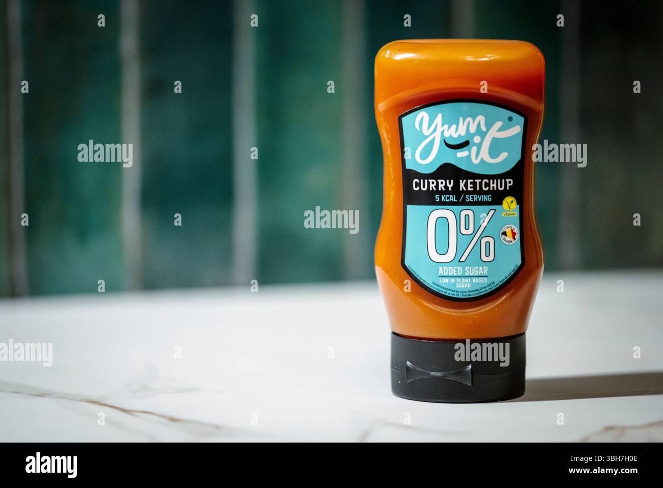 Anversa, Belgio, 7 giugno 2025: Bottiglia di ketchup vegano al curry vegetale Yum-IT Foto Stock