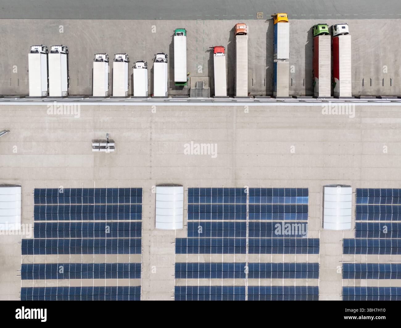Centro logistico con pannelli solari sul tetto. Vista aerea. Foto Stock
