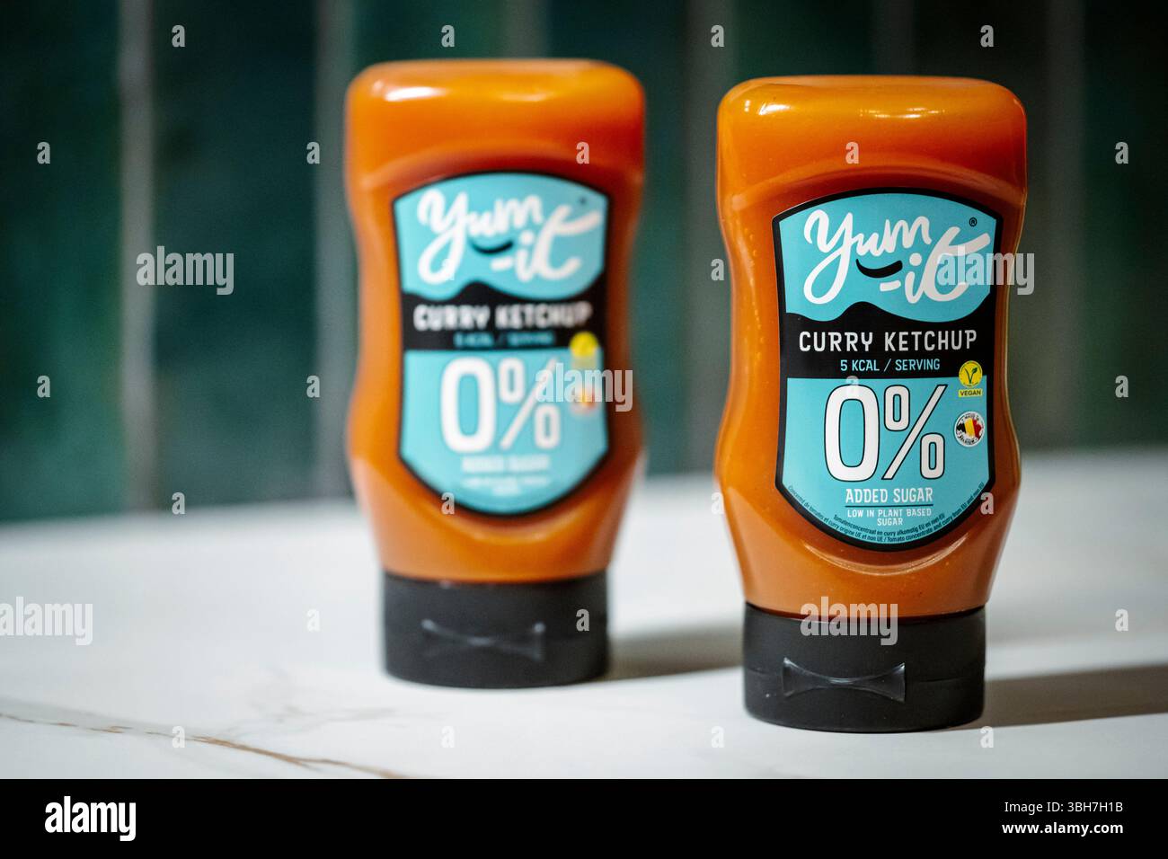Anversa, Belgio, 7 giugno 2025: Bottiglia di ketchup vegano al curry vegetale Yum-IT Foto Stock