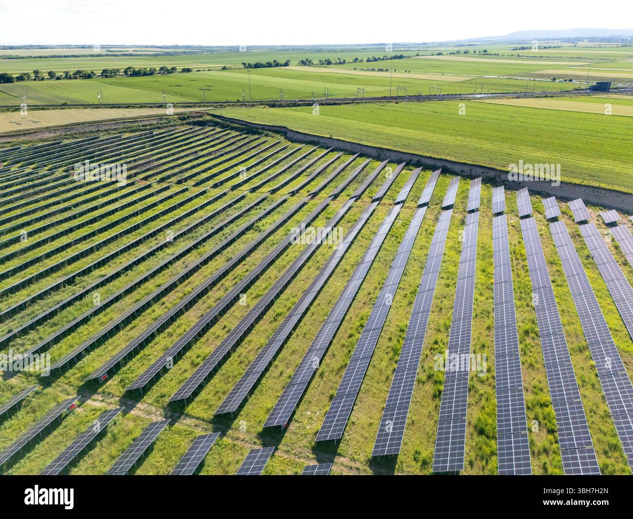 Vista aerea della centrale solare su un campo verde. Sviluppo sostenibile.. Foto Stock