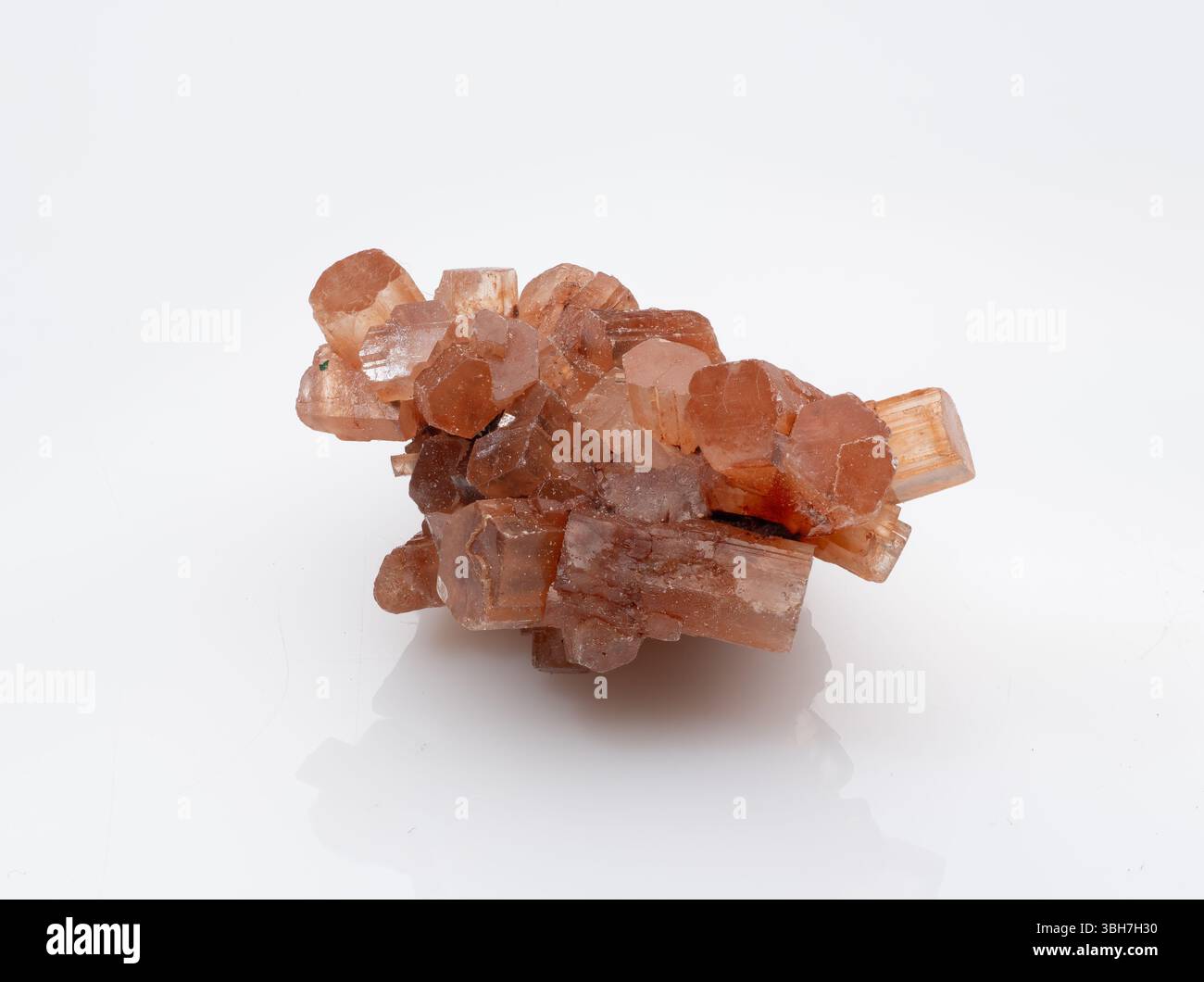 Una fotografia accattivante mostra un ammasso di aragonite radioso con calde tonalità miele, offrendo un bellissimo campione minerale ideale per la geologia Foto Stock