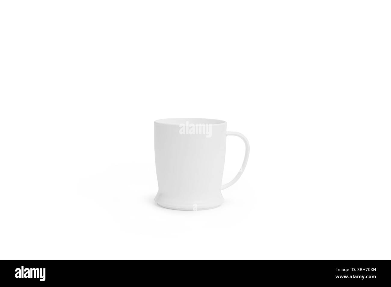 Una tazza in plastica bianca semplice isolata su sfondo bianco presenta un design semplice e classico, ideale per bevande calde. Perfetto per i modelli di prodotto, brandi Foto Stock