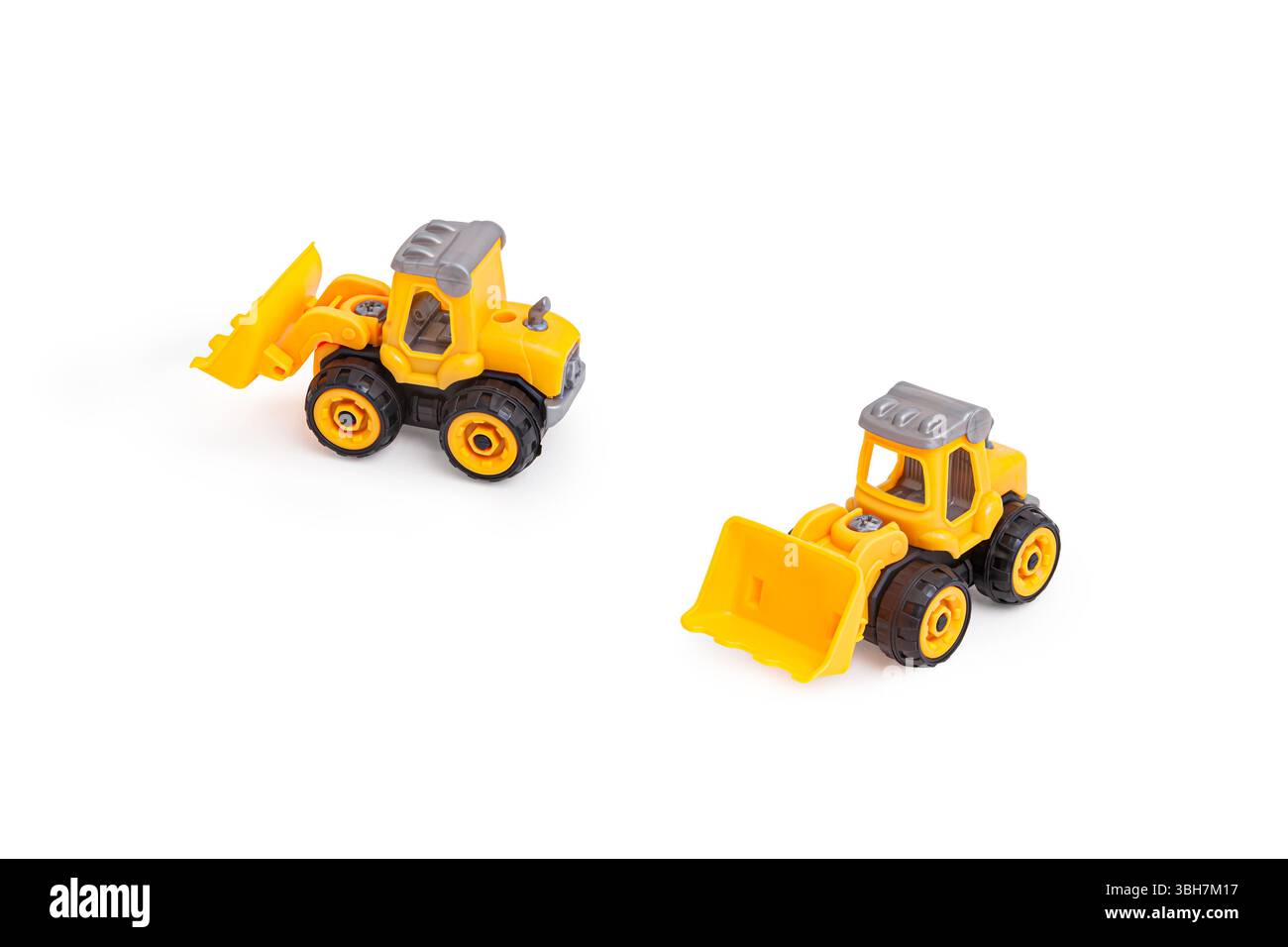 Bulldozer giocattolo giallo con ruote nere, perfetto per giocare con i bambini o giocattoli educativi isolati su sfondo bianco, vista dall'alto. Ideale per l'uso in e-com Foto Stock