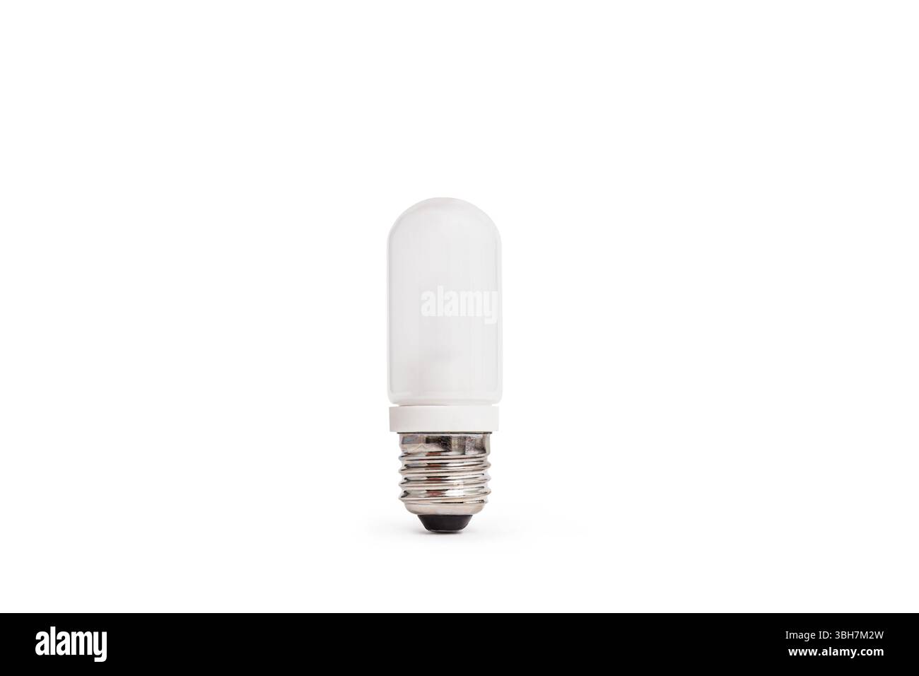Una lampadina a LED compatta con coperchio cilindrico smerigliato, base a vite metallica isolata su sfondo bianco. Ideale per l'illuminazione domestica, a basso consumo energetico Foto Stock