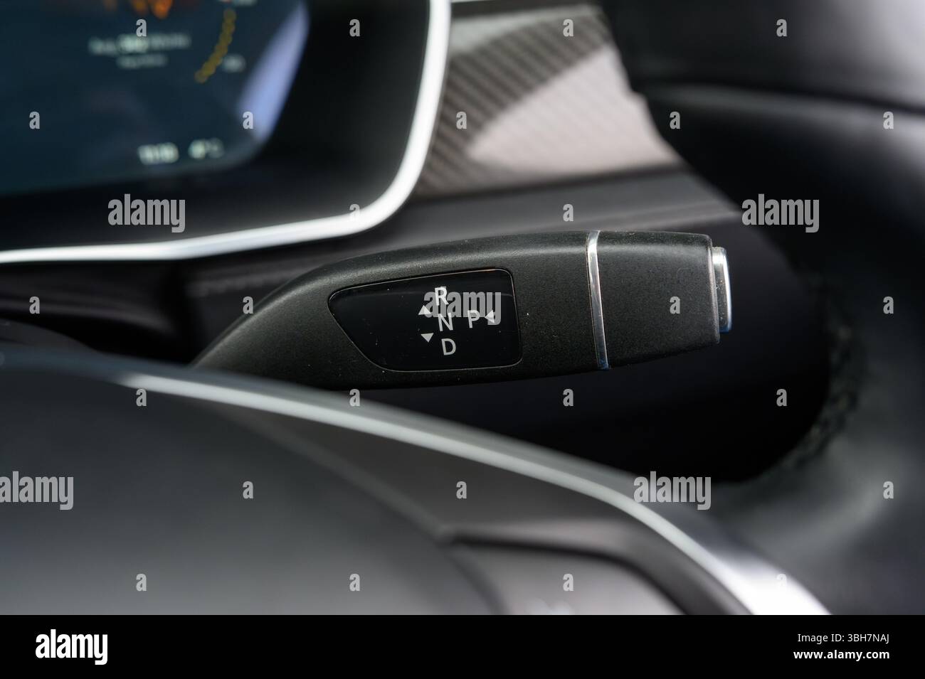 Il volante di un'auto è dotato di tre pulsanti, denominati R, D e P. questi pulsanti vengono utilizzati per controllare la direzione dell'auto Foto Stock