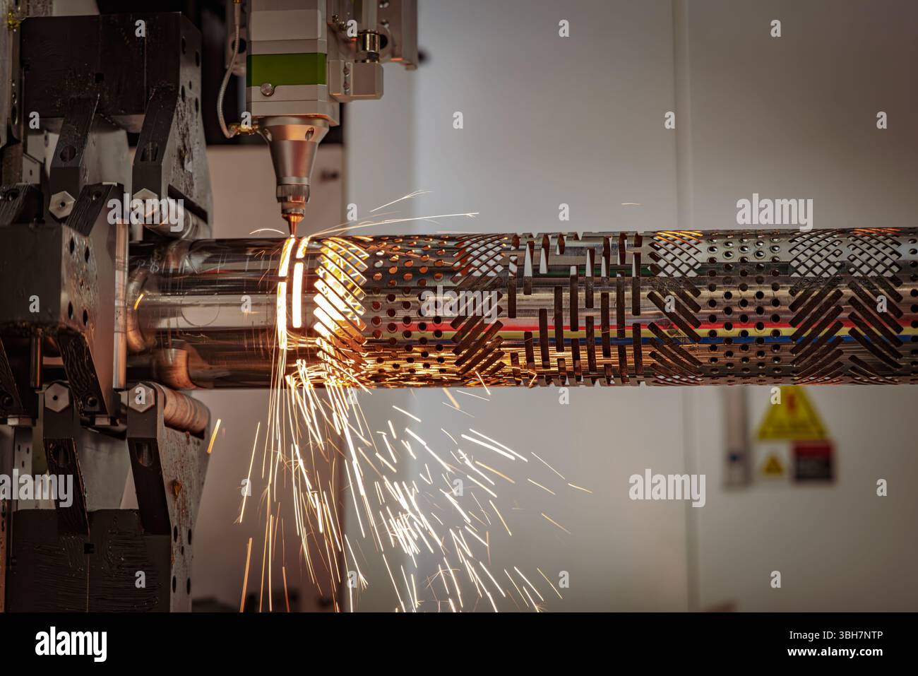 Taglio laser CNC e gas di metalli, moderna tecnologia industriale che rende dettagli industriali. L'ottica laser e il CNC vengono utilizzati per dirigere il materiale o Foto Stock