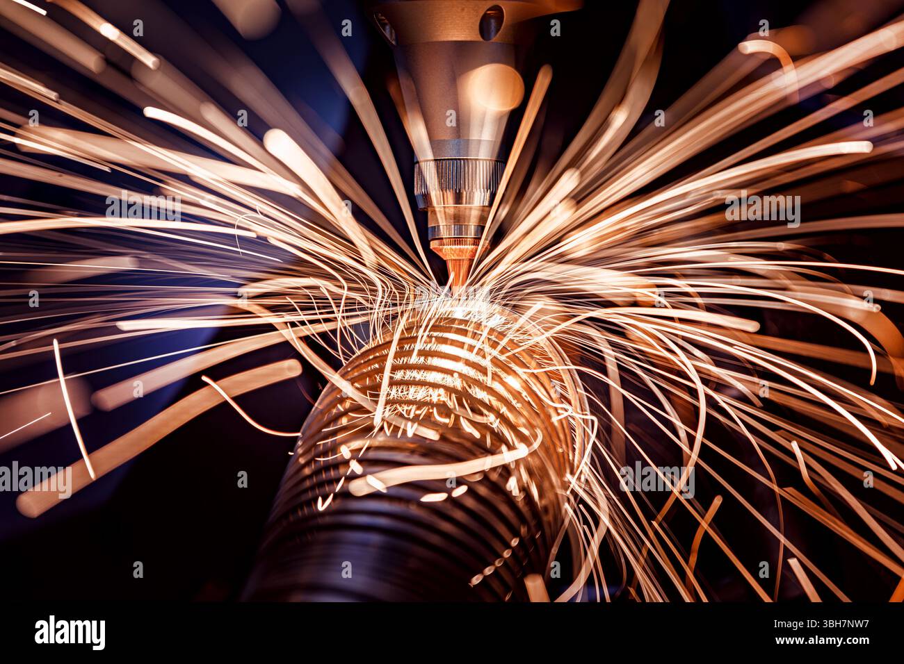 Taglio laser CNC e gas di metalli, moderna tecnologia industriale che rende dettagli industriali. L'ottica laser e il CNC vengono utilizzati per dirigere il materiale o Foto Stock