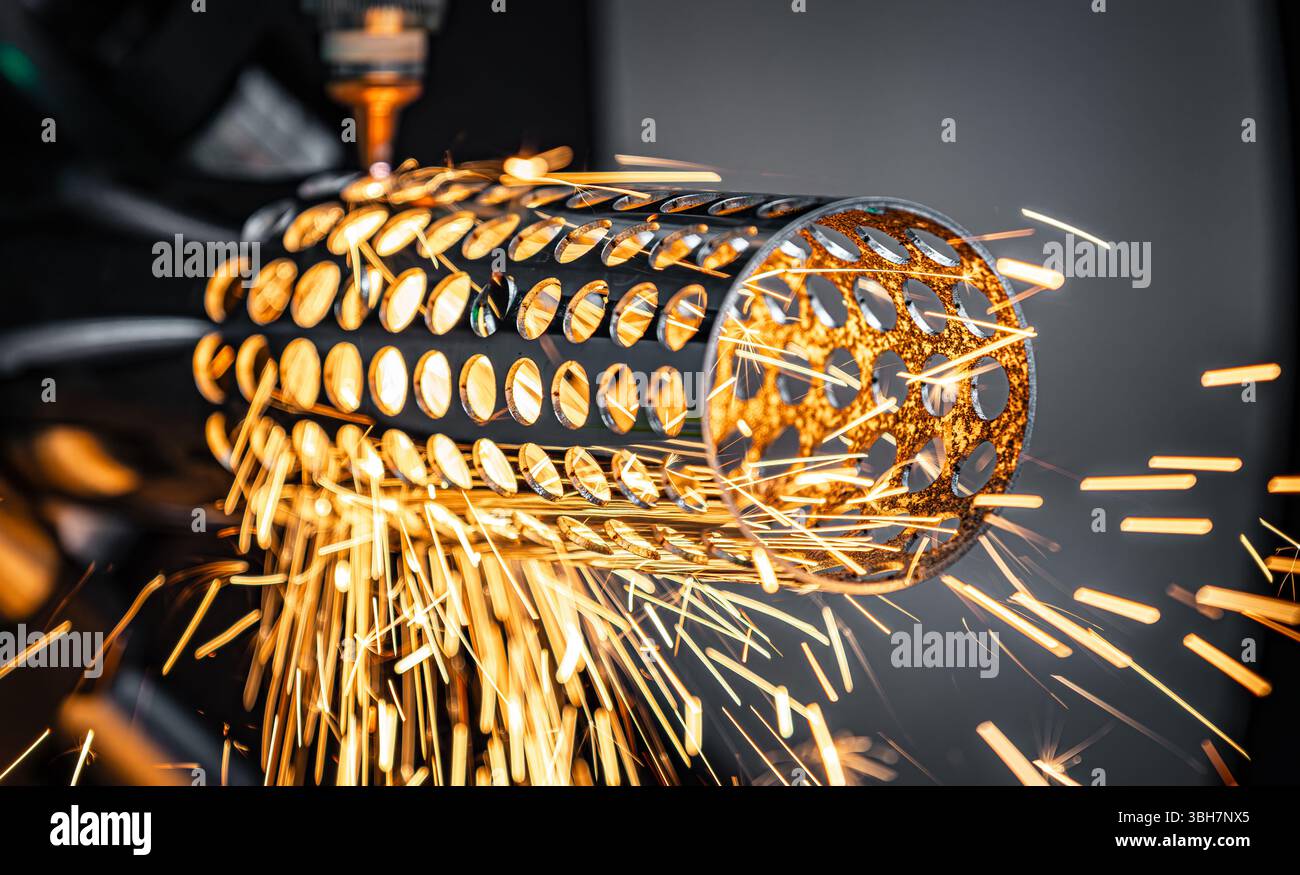 Taglio laser CNC e gas di metalli, moderna tecnologia industriale che rende dettagli industriali. L'ottica laser e il CNC vengono utilizzati per dirigere il materiale o Foto Stock