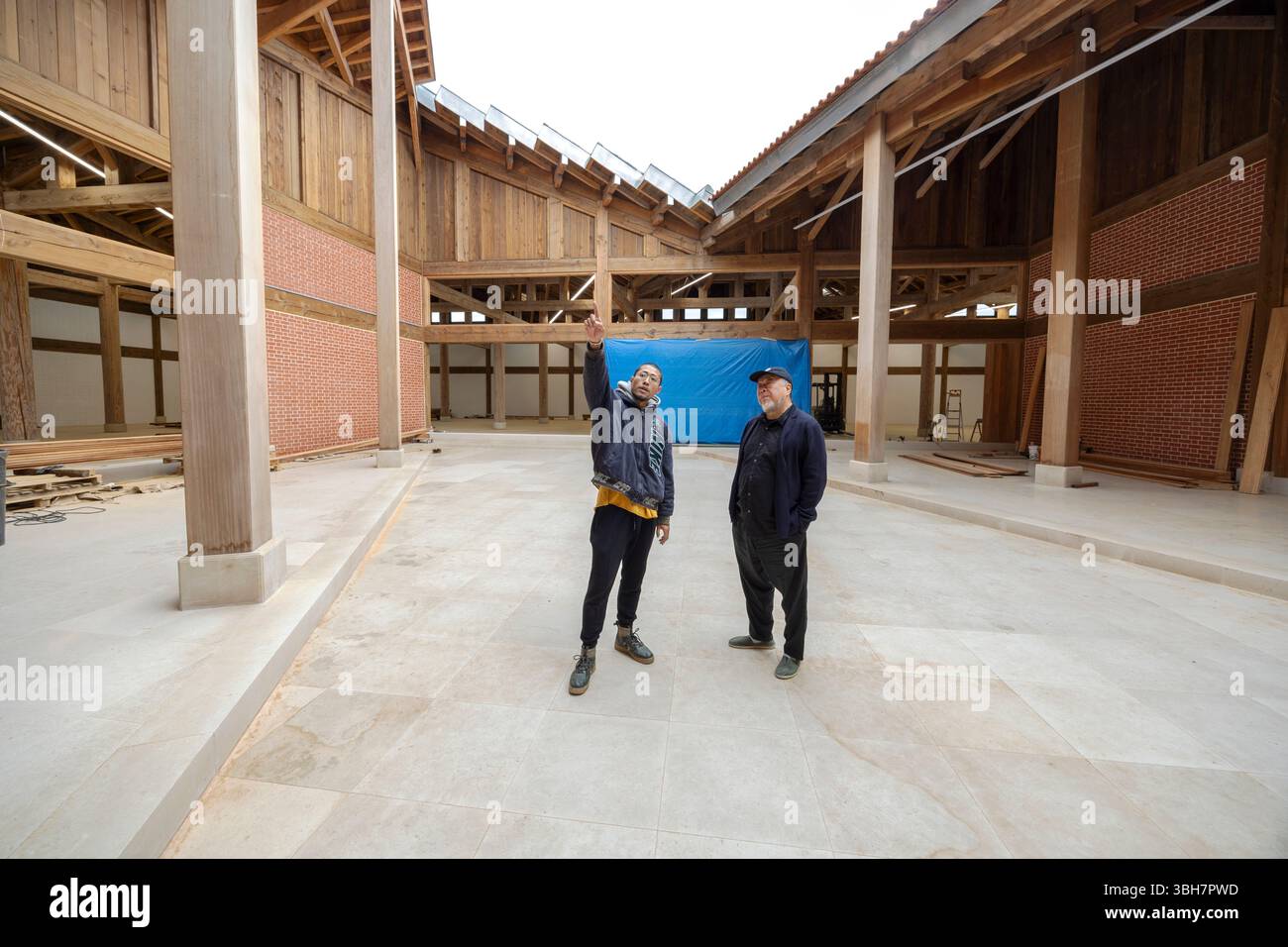 Ai Weiwei nel suo nuovo atelje insieme al suo assitente nella sua casa a Montemor-o-Novo in Portogallo Foto Stock
