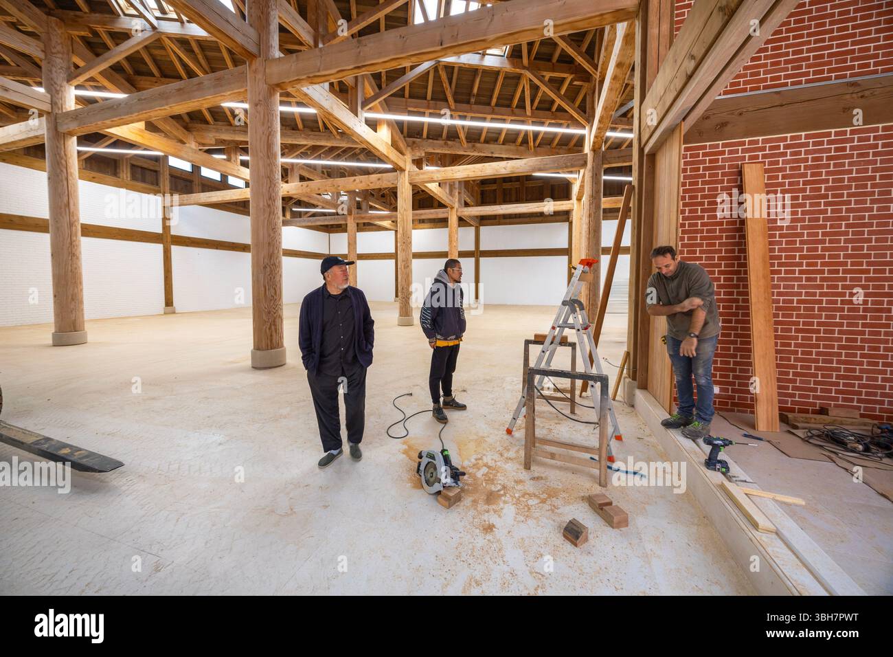 Ai Weiwei controllava la costruzione del suo nuovo atelje insieme al suo assistente li Dongxu nella sua casa a Montemor-o-Novo in Portogallo Foto Stock