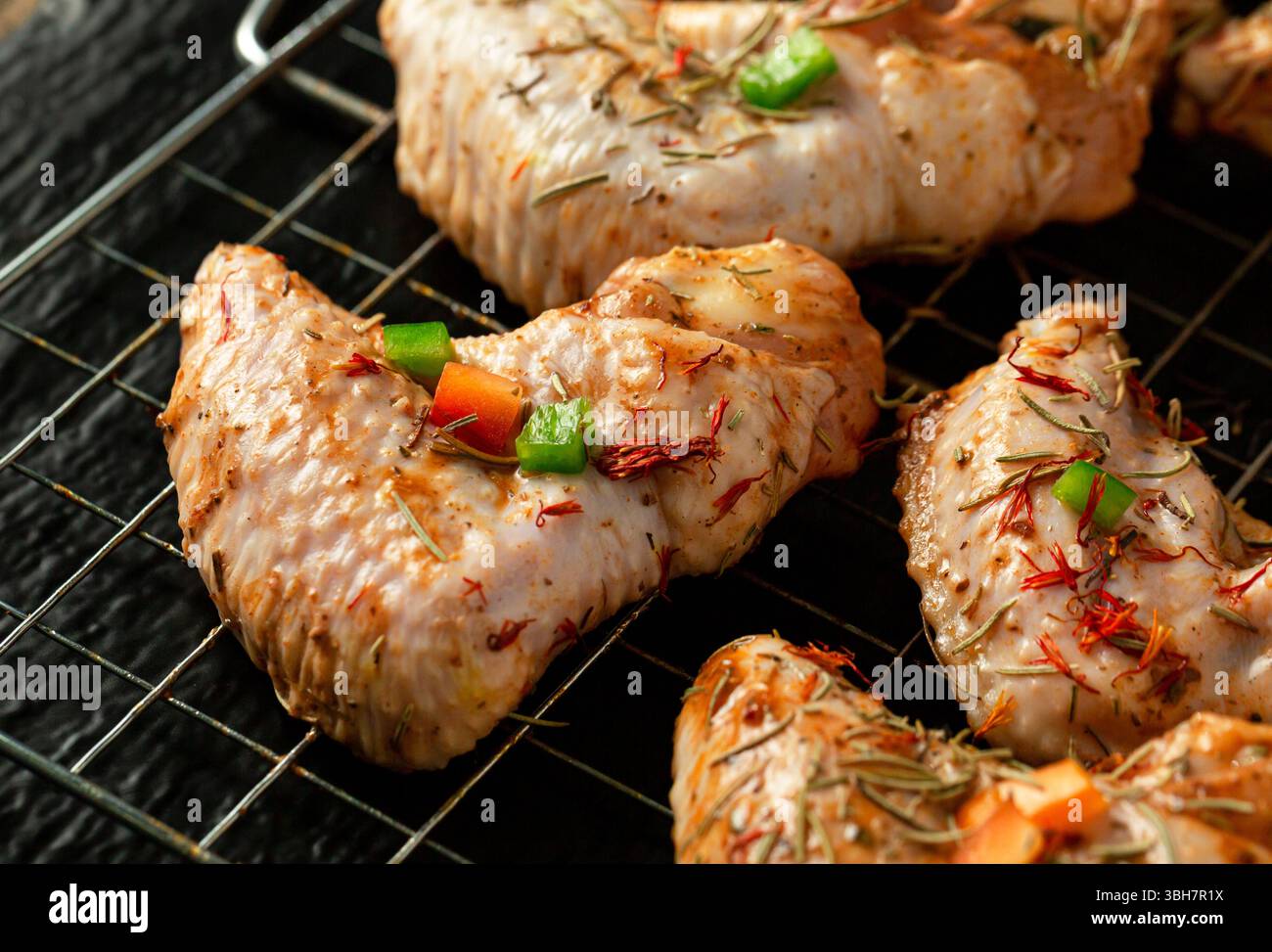 Ali di pollo marinato crudo fresco. Foto Stock