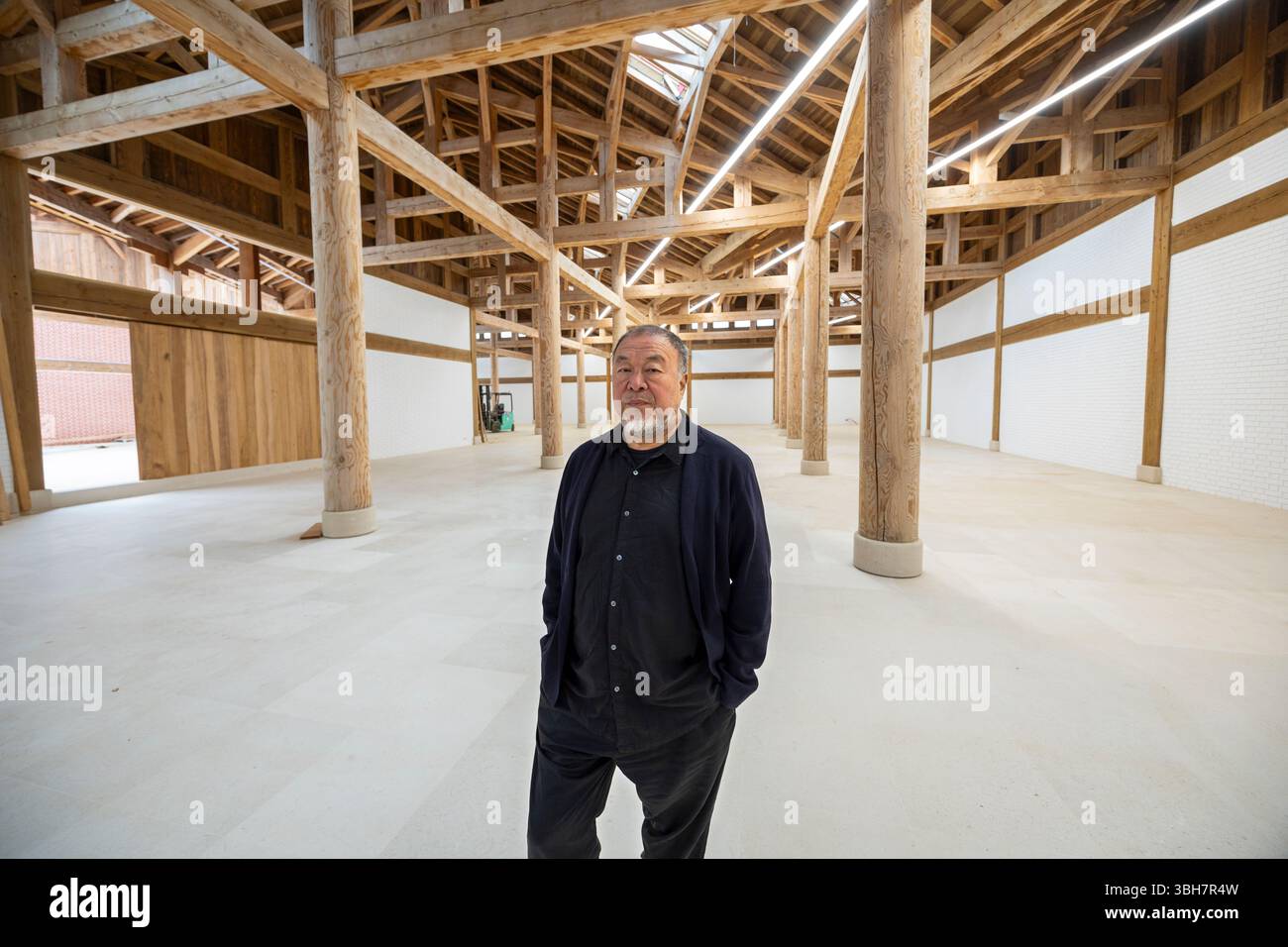Ai Weiwei all'interno del suo nuovo atelje nella sua casa a Montemor-o-Novo in Portogallo Foto Stock