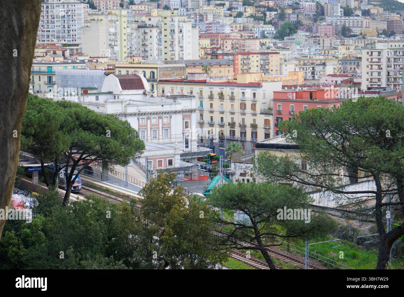 Napoli, Italia - paesaggio dalla stazione ferroviaria di Mergellina Foto Stock