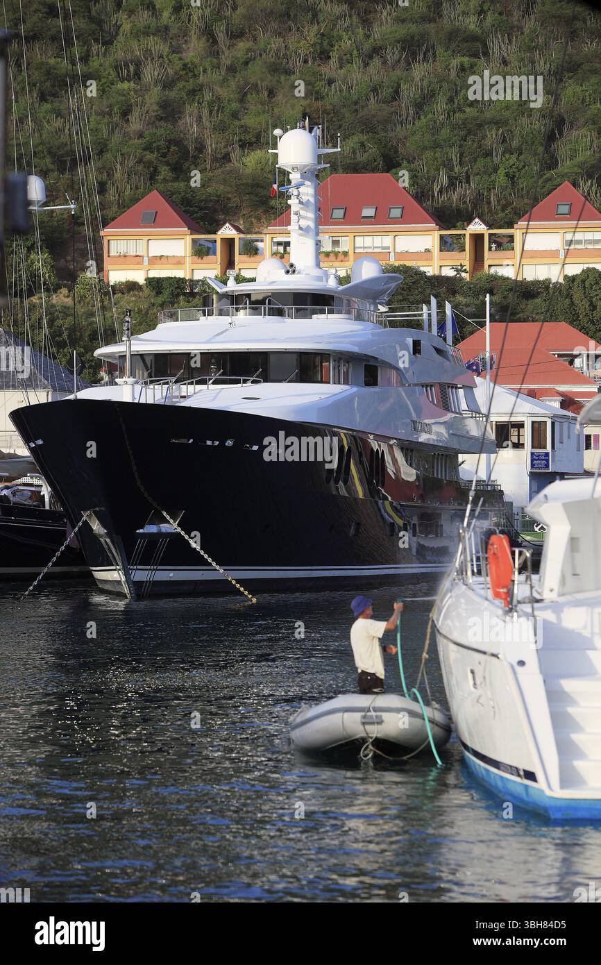 ANTILLE FRANCESI. SAINT BARTHELEMY ISLAND. YACHT DI LUSSO SUL PORTO DI GUSTAVIA Foto Stock