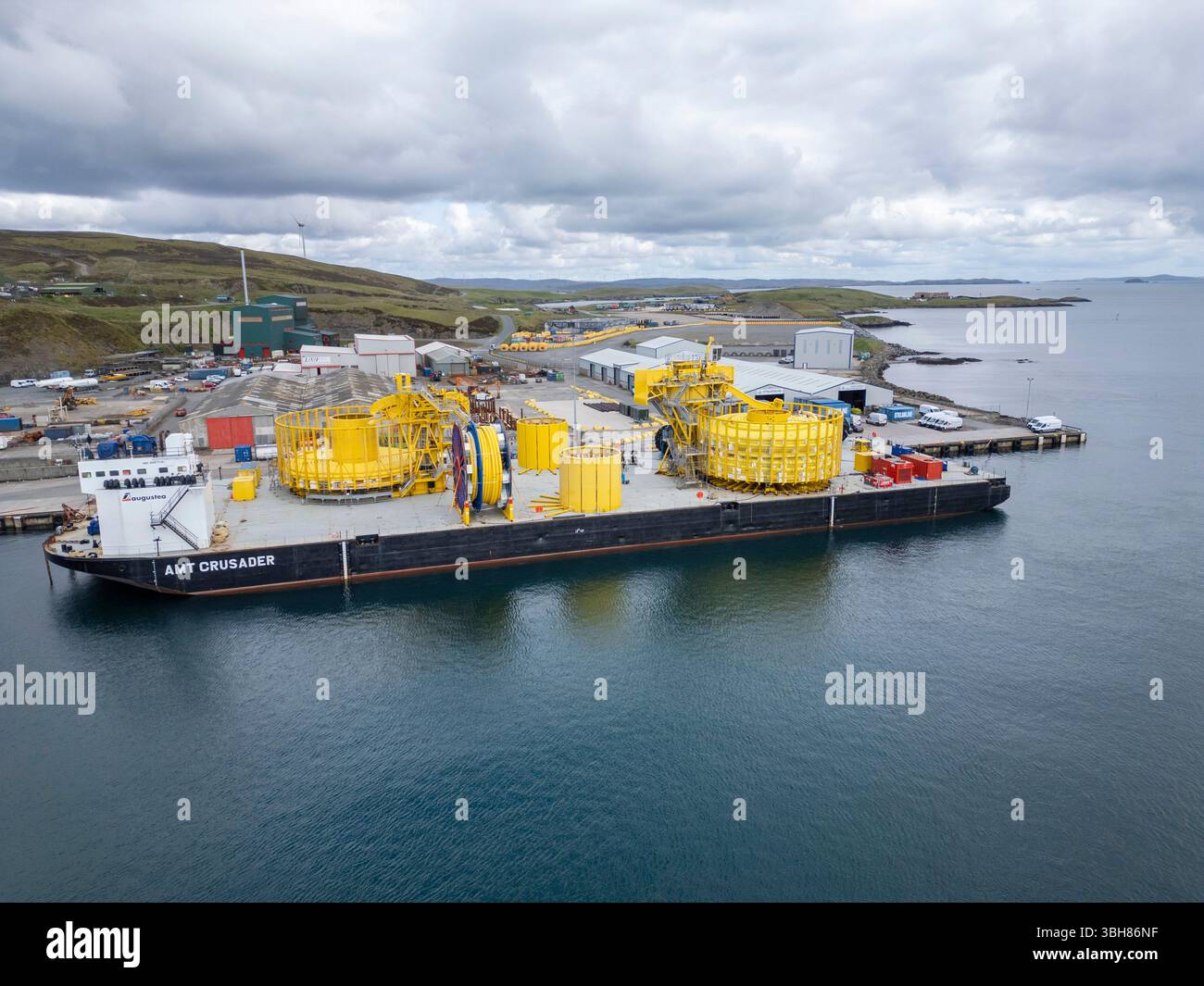 Base di Peterson a Lerwick con navi di rifornimento offshore e componenti del giacimento petrolifero di Rosebank pronti per essere utilizzati. Foto Stock