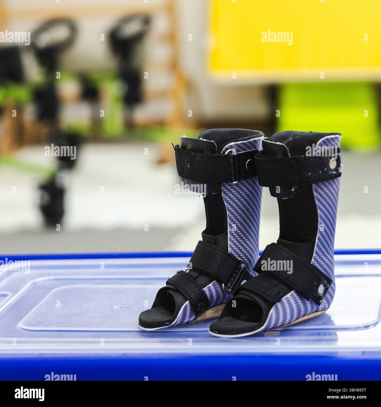 Ortotica per la correzione del piede primo piano, in un luminoso centro di riabilitazione. Riabilitazione fisica Foto Stock
