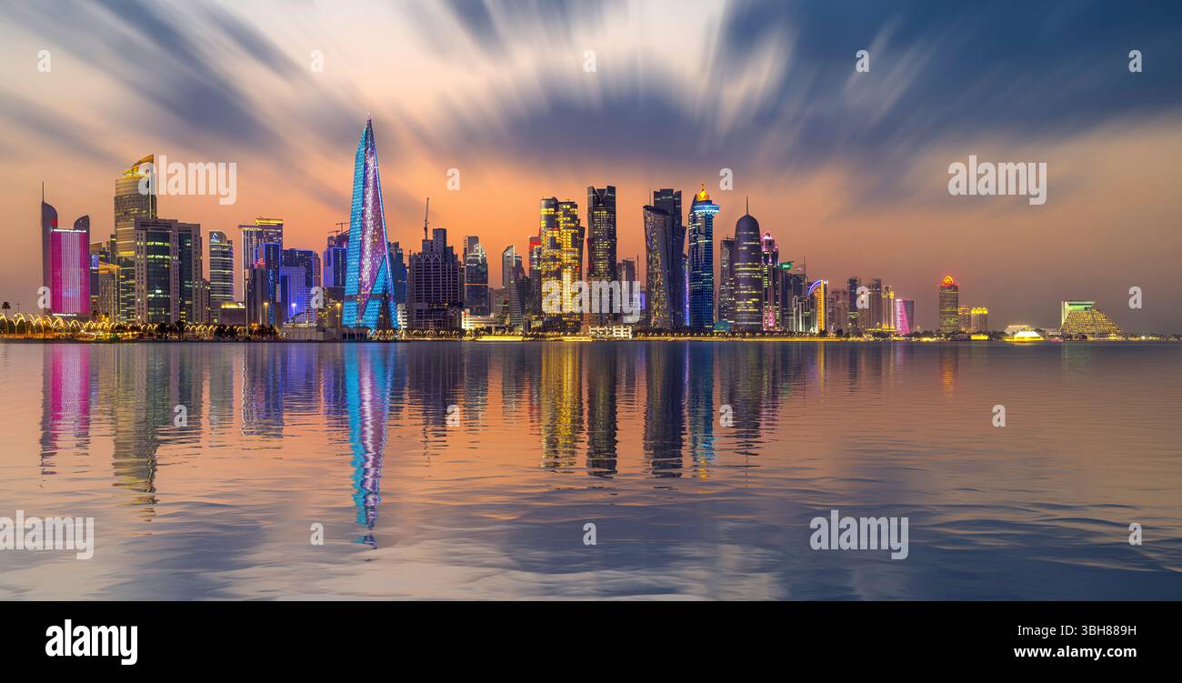 Vista panoramica dello skyline di Doha al tramonto Foto Stock