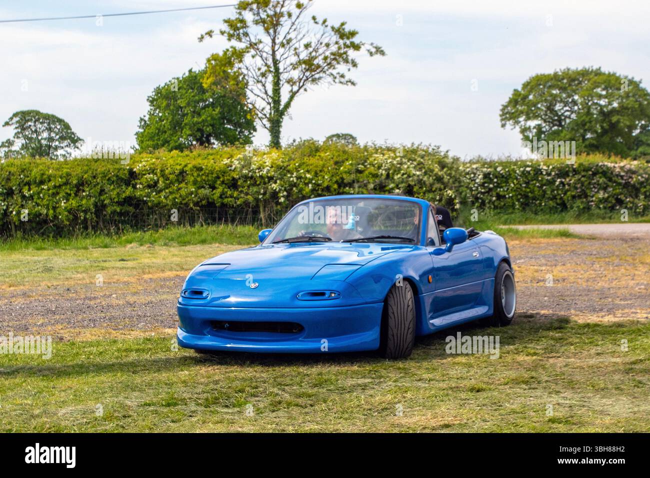 1992 90 anni '90 Blue Mazda Eunos MX-5 Car Roadster benzina 1600 cc; Wheels Up North, evento cultura auto, Classico modificato, evento auto e supercar 2025, Longridge, Inghilterra, Regno Unito Foto Stock