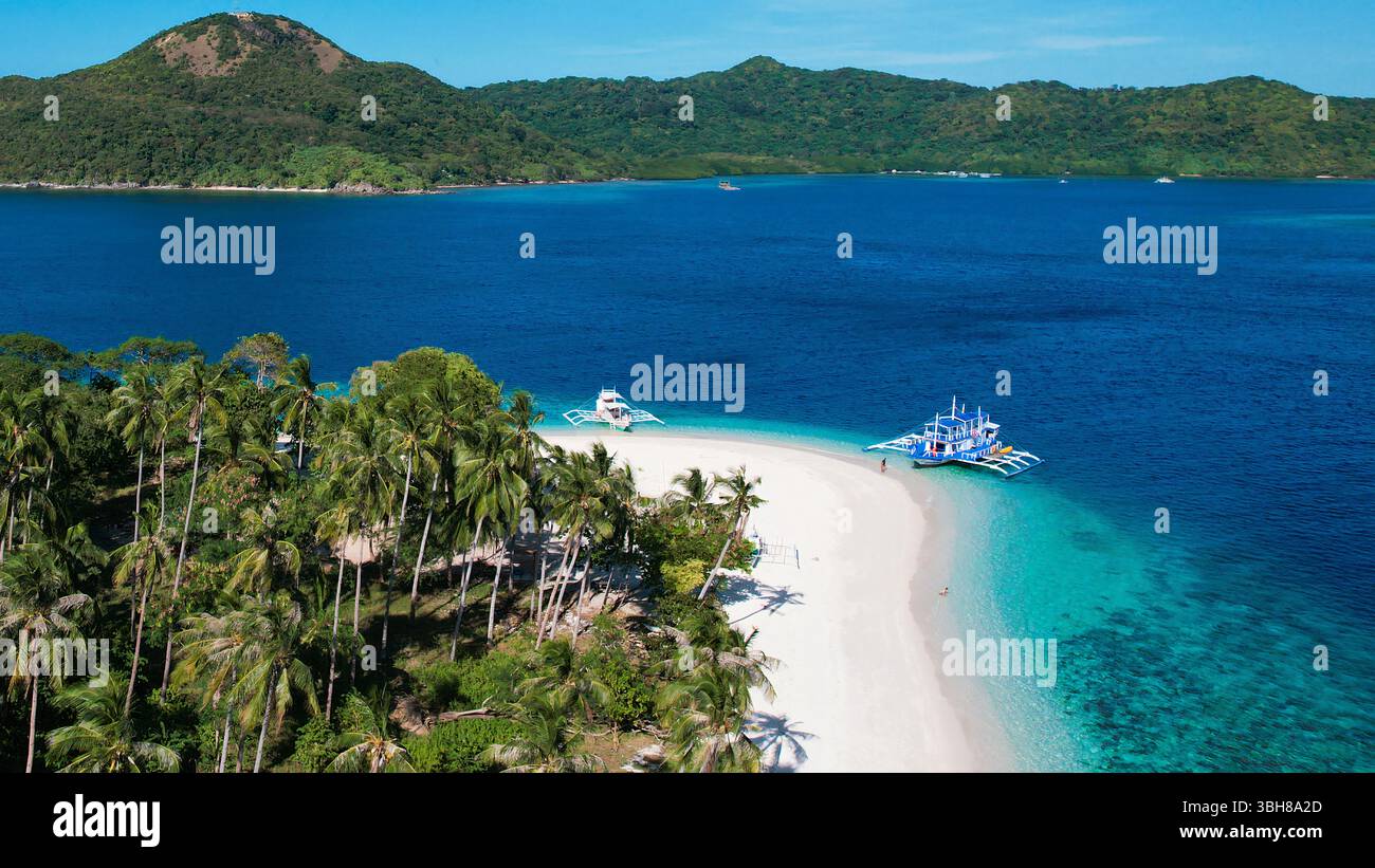 Acqua turchese, sabbia rosa, isola remota. Un'isola remota incontaminata e incontaminata a Palawan, Filippine, presenta acque turchesi cristalline Foto Stock