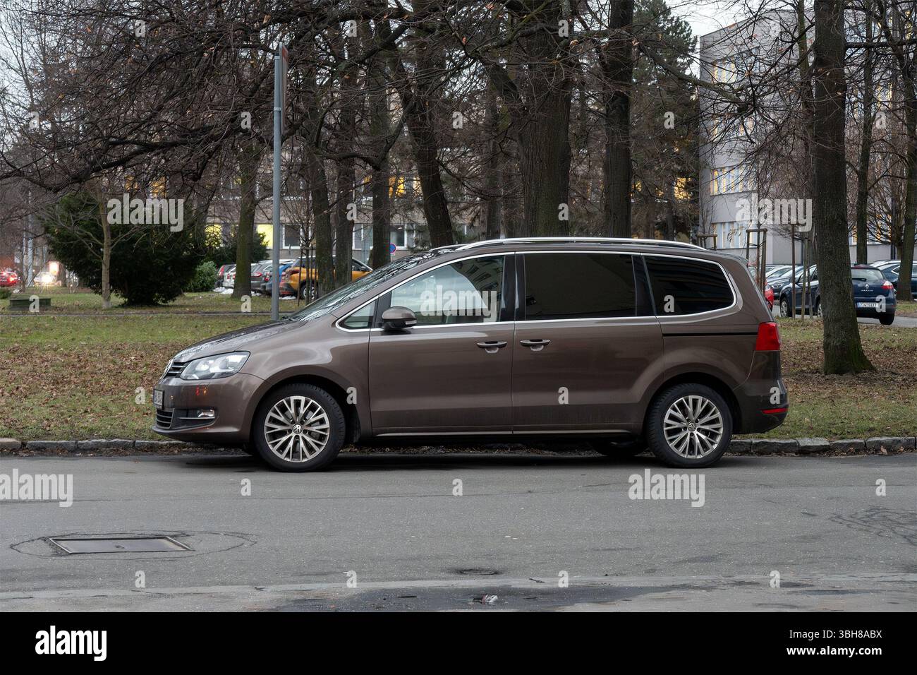 OSTRAVA, CECHIA - 25 GENNAIO 2024: Brown Volkswagen Touran II MPV parcheggiata in strada Foto Stock