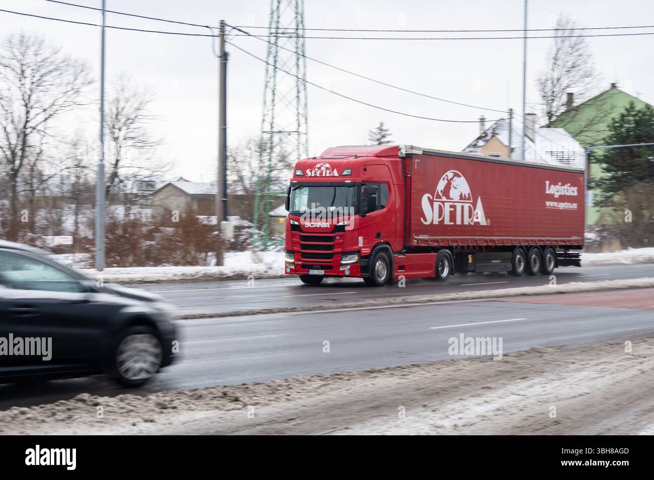 PETRVALD, CZECHIA - 12 GENNAIO 2024: Veicolo semirimorchio Scania R450 della società di trasporti Spetra con effetto di sfocatura del movimento in inverno Foto Stock