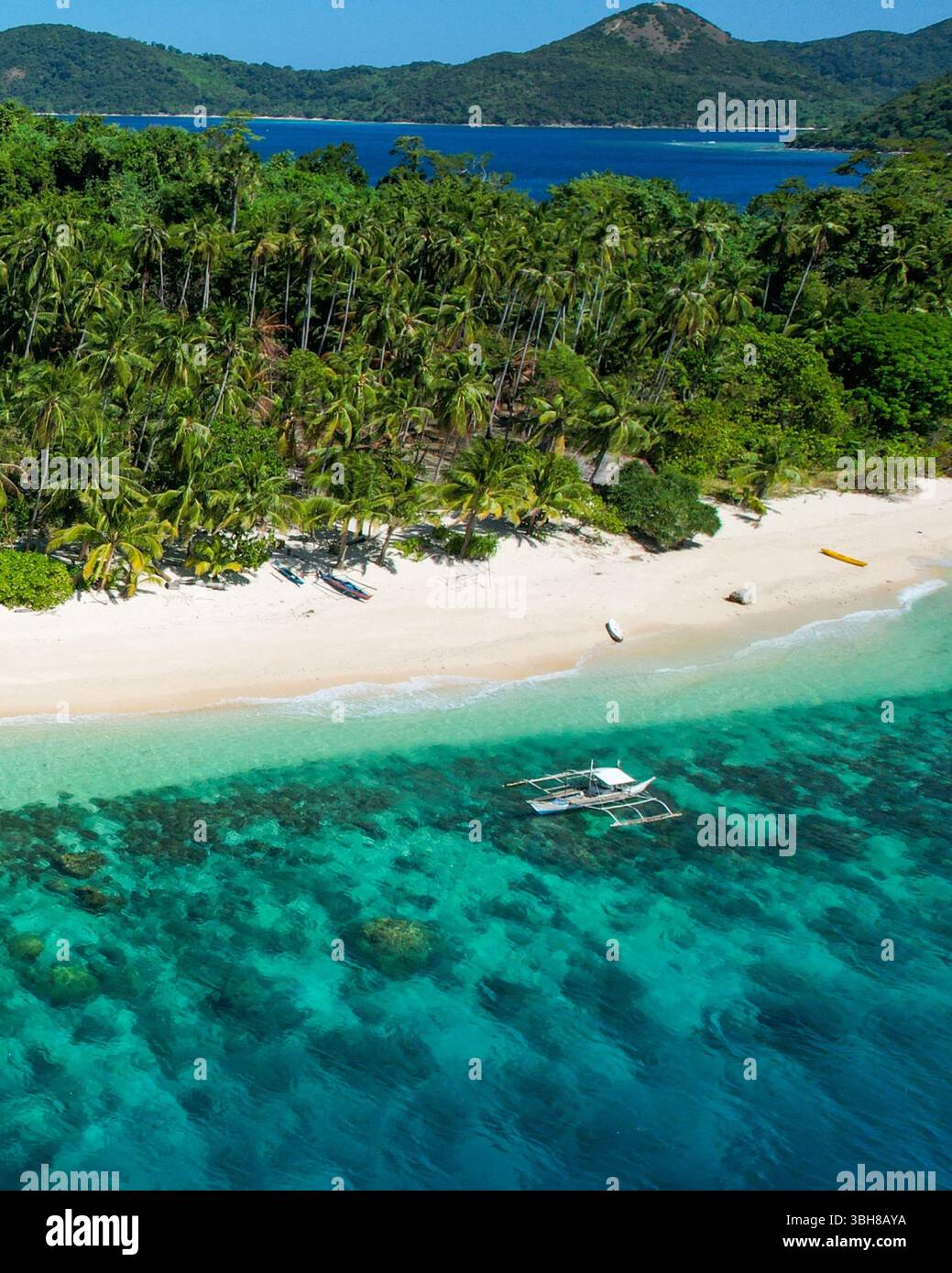 Acqua turchese, sabbia rosa, isola remota. Un'isola remota incontaminata e incontaminata a Palawan, Filippine, presenta acque turchesi cristalline Foto Stock